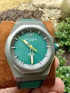Girard-Perregaux Girard-Perregaux Laureato 81070-21-3405-1CX 44mm Titanium Green