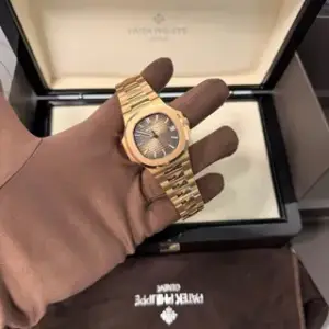 Patek Philippe Patek Philippe Nautilus 5711/1R-001 40mm Rose gold Brown
