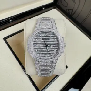 Patek Philippe Patek Philippe Nautilus 7118/1450G-001 35mm White gold Paved