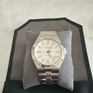 Vacheron Constantin Vacheron Constantin Overseas 47040/B01A-9093 42mm Stainless steel Silver